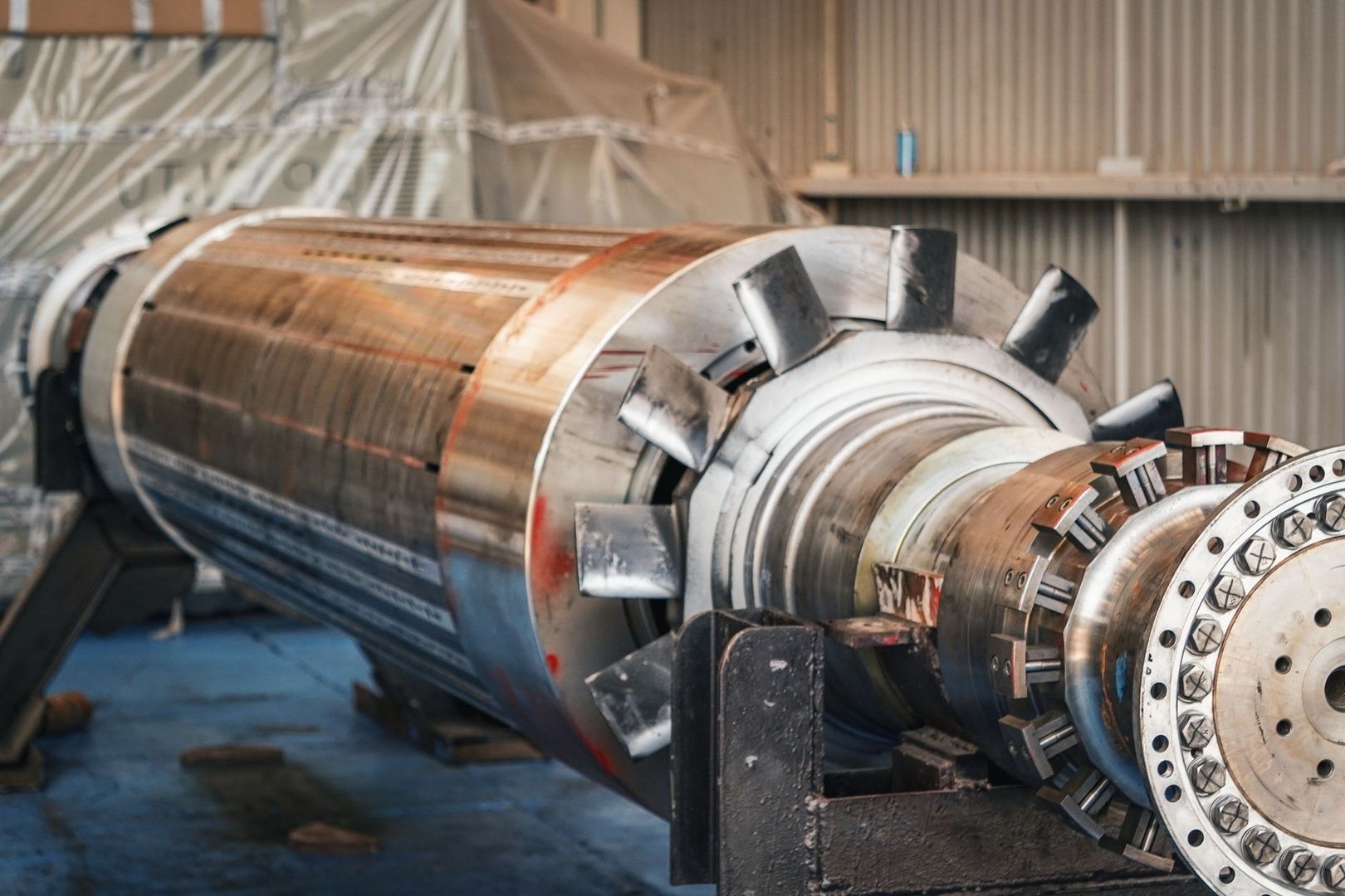 Gros plan sur un ensemble mécanique cylindrique aux pièces métalliques usinées