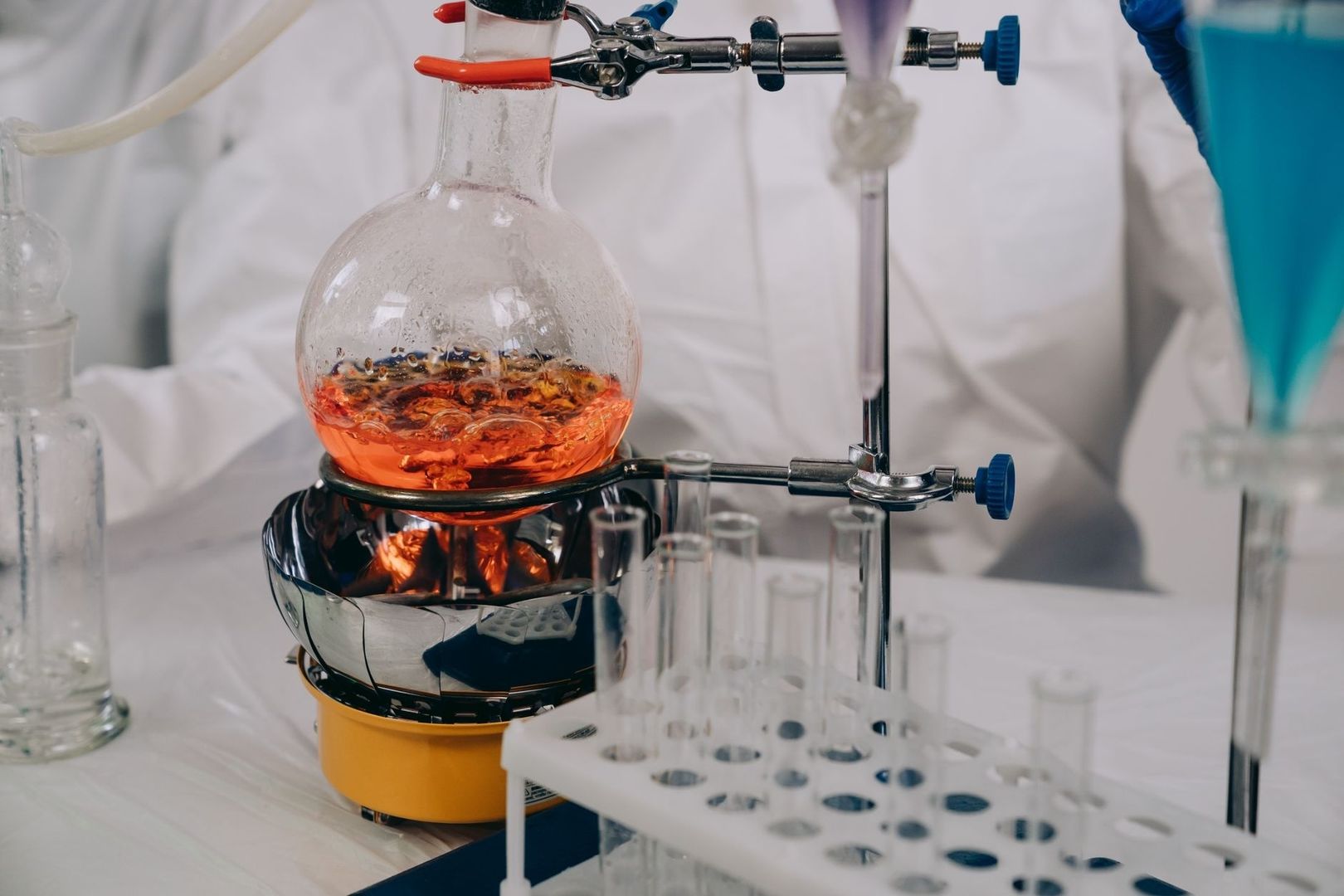 Montage de laboratoire chauffant un ballon contenant un liquide orange